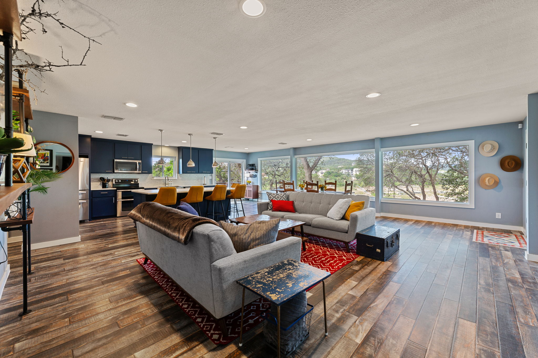 Gorgeous Lake Home on Lake Travis - 7 Acres - Swim Spa - Hot Tub - Fire Pit - Sleeps 12