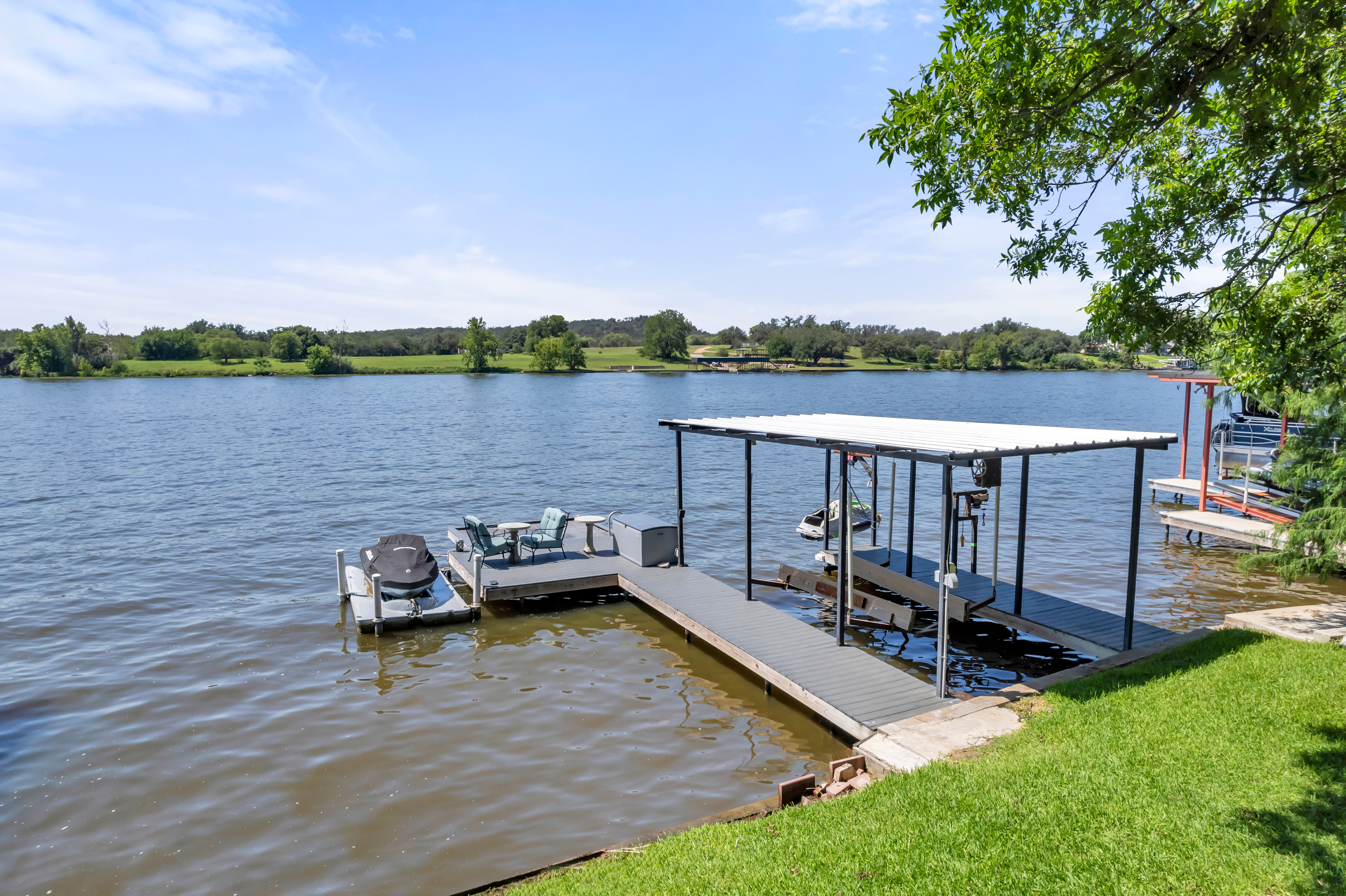 Charming 2BR Waterfront Retreat - Lake LBJ - Boat Dock w/Lift, Fire Pit, Game Table