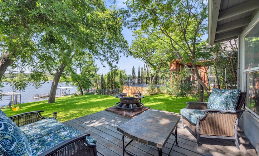 Charming 2BR Waterfront Retreat - Lake LBJ - Boat Dock w/Lift, Fire Pit, Game Table