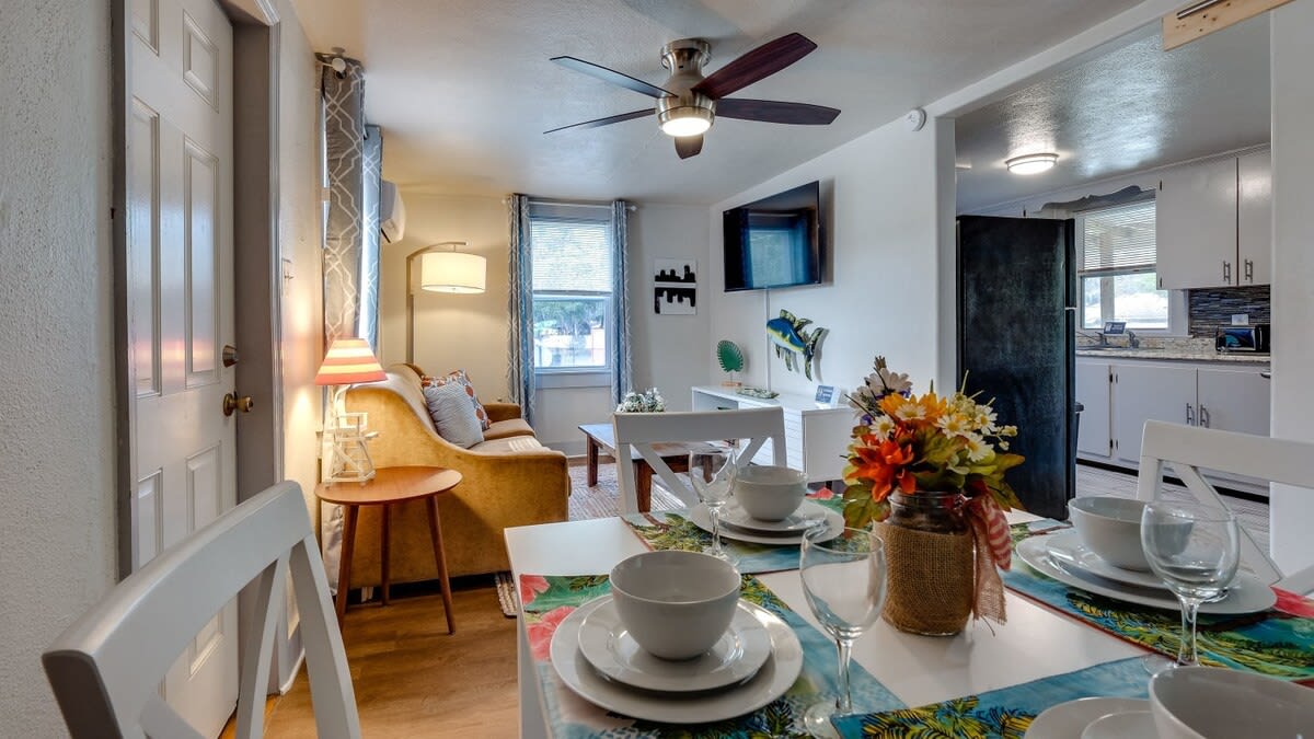 Dock&Volleyball! Near Downtown - Orange Oasis 2