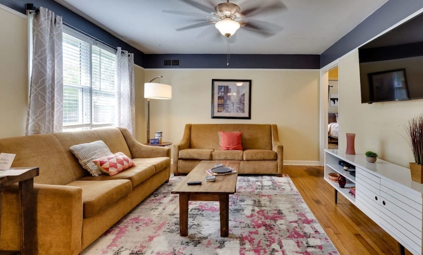 Dock & Volleyball! Near Downtown - Green Grotto