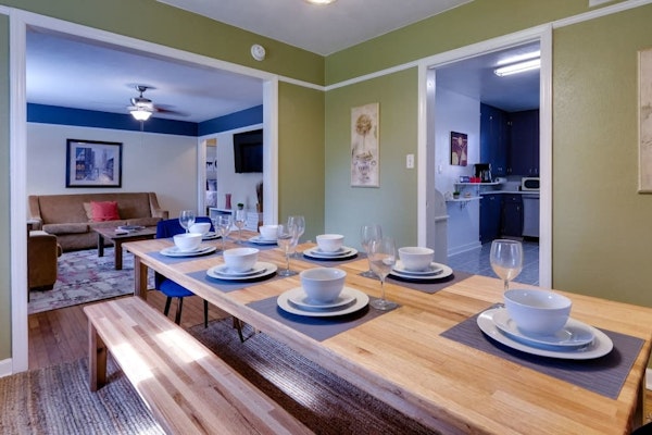 Dock & Volleyball! Near Downtown - Green Grotto