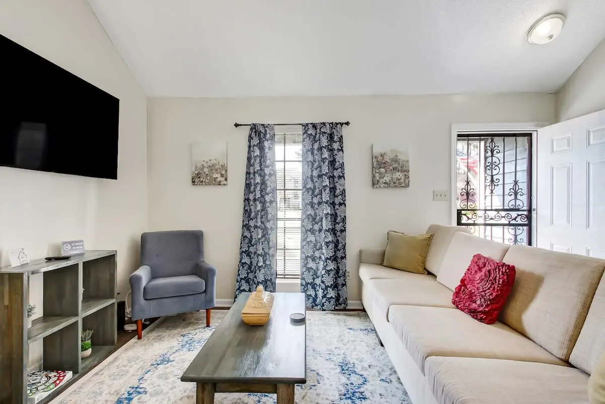 136 S Robinhood Dr, Savannah