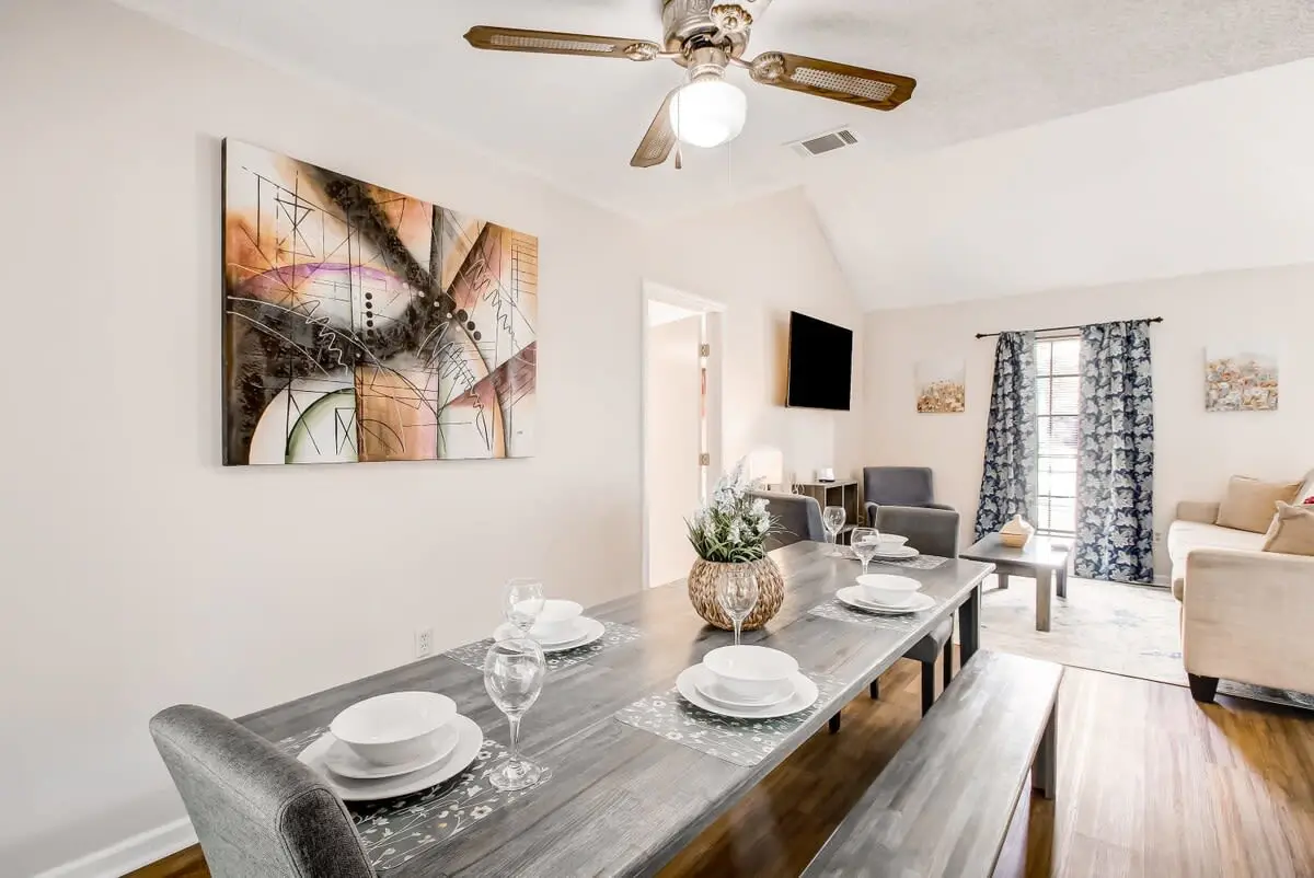 136 S Robinhood Dr, Savannah