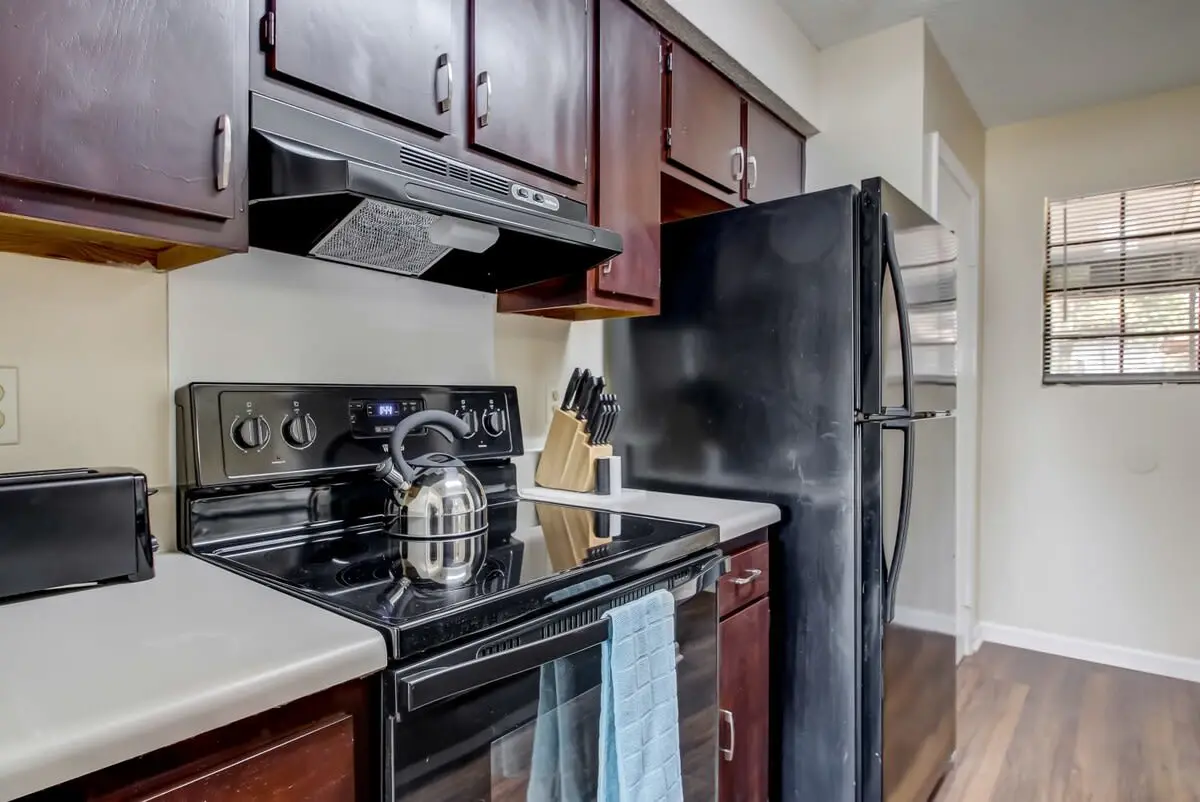 136 S Robinhood Dr, Savannah