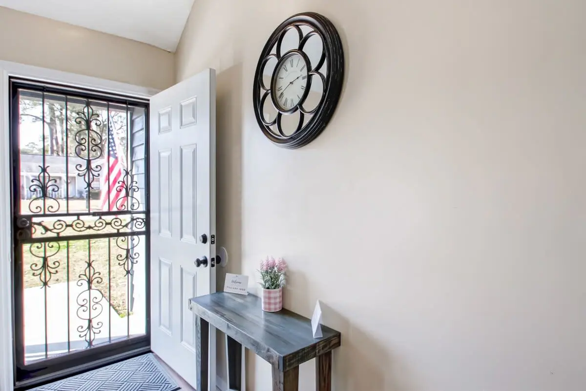 136 S Robinhood Dr, Savannah