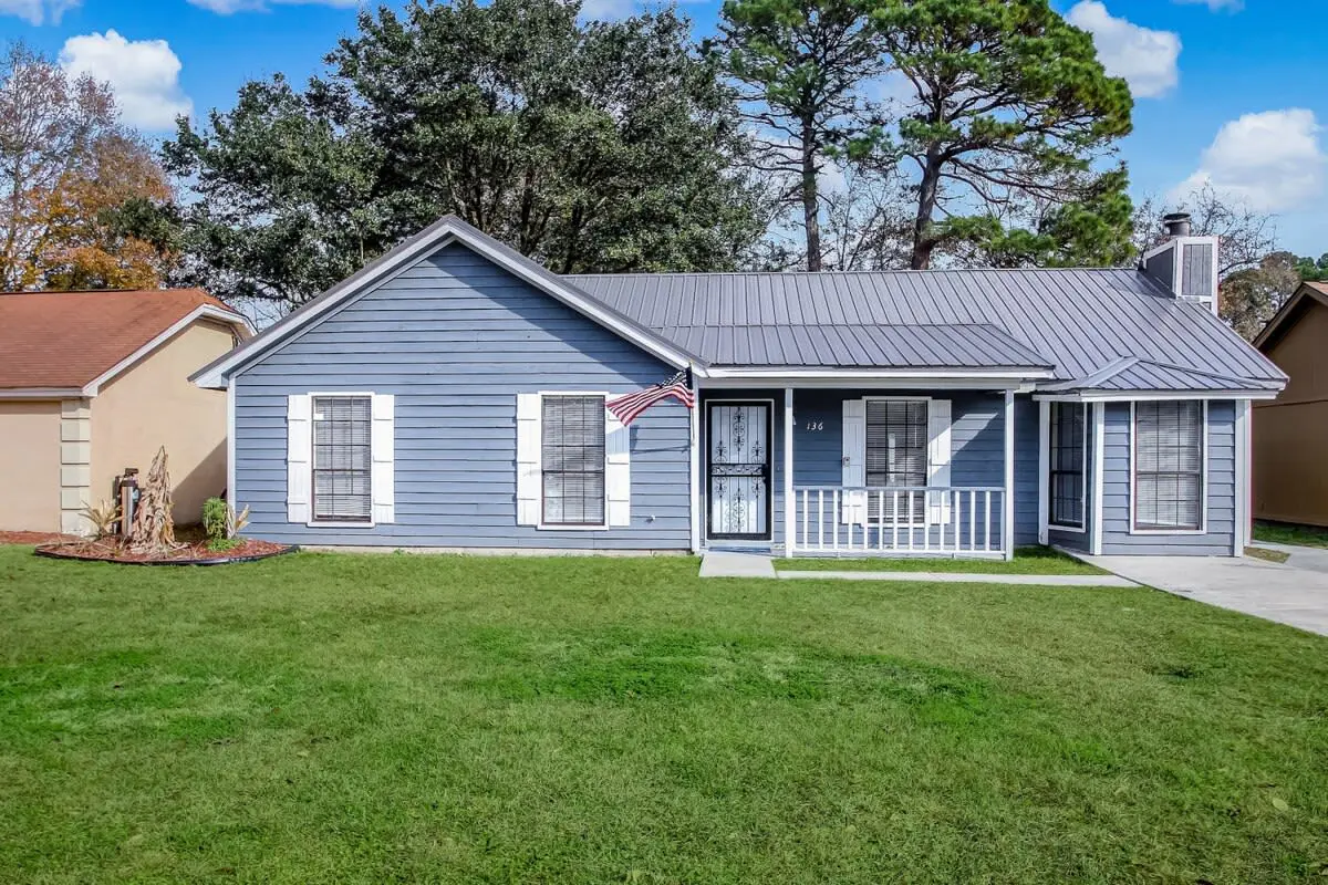 136 S Robinhood Dr, Savannah