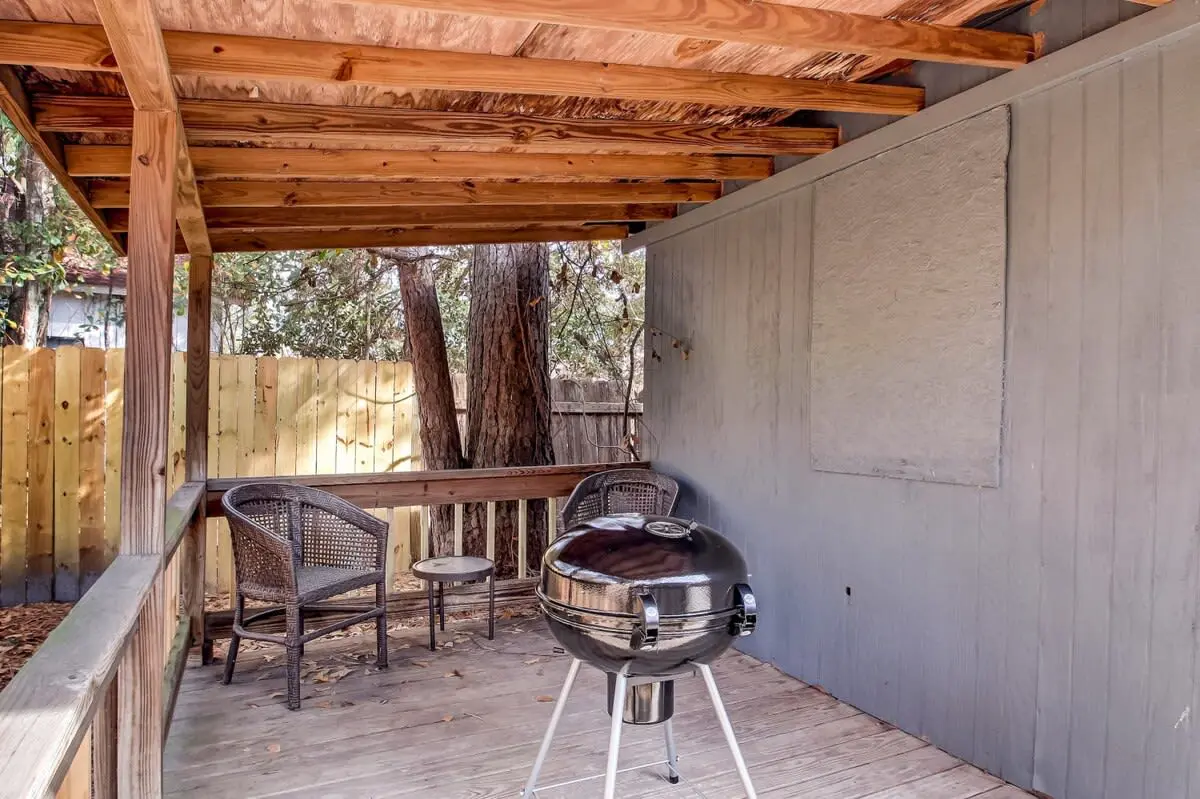 136 S Robinhood Dr, Savannah