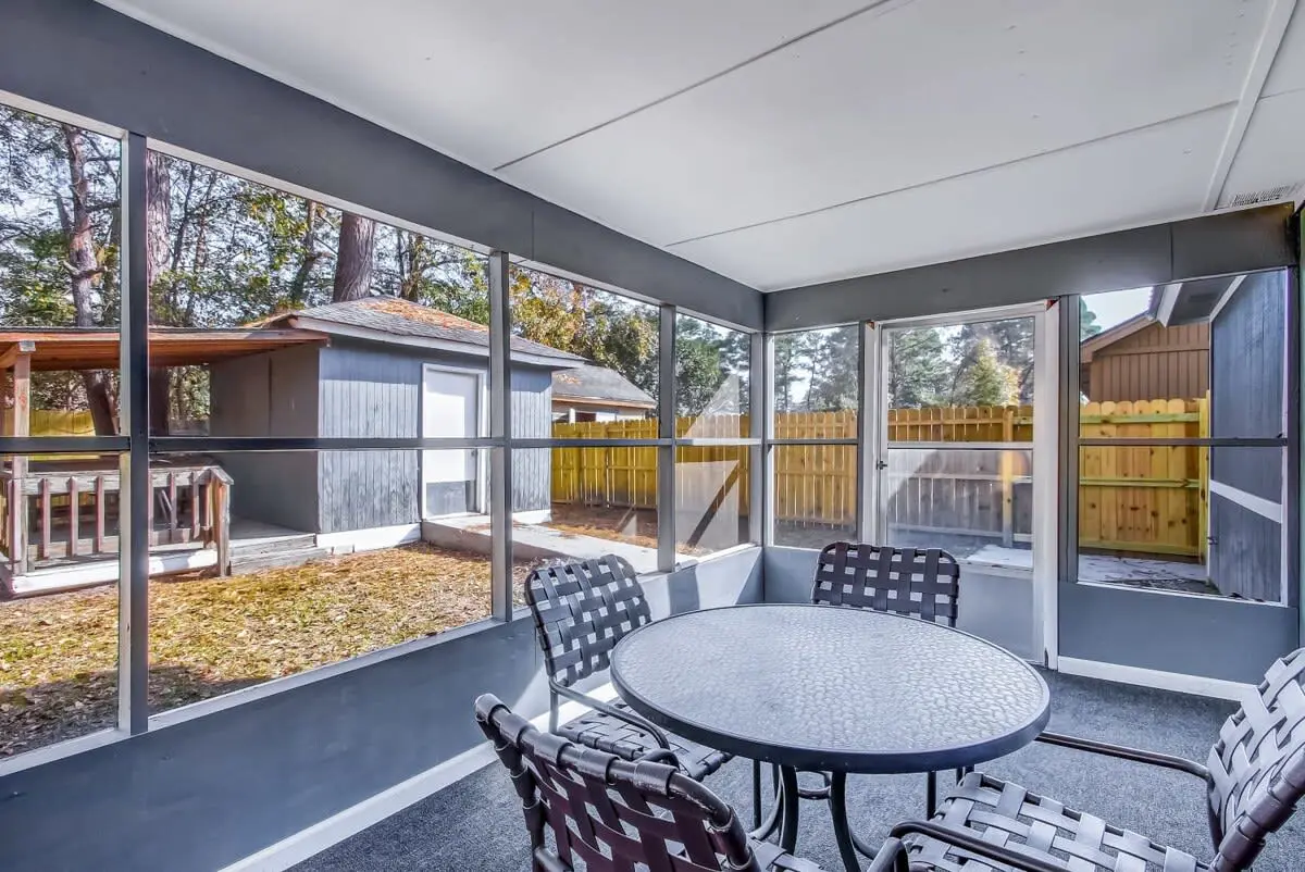 136 S Robinhood Dr, Savannah