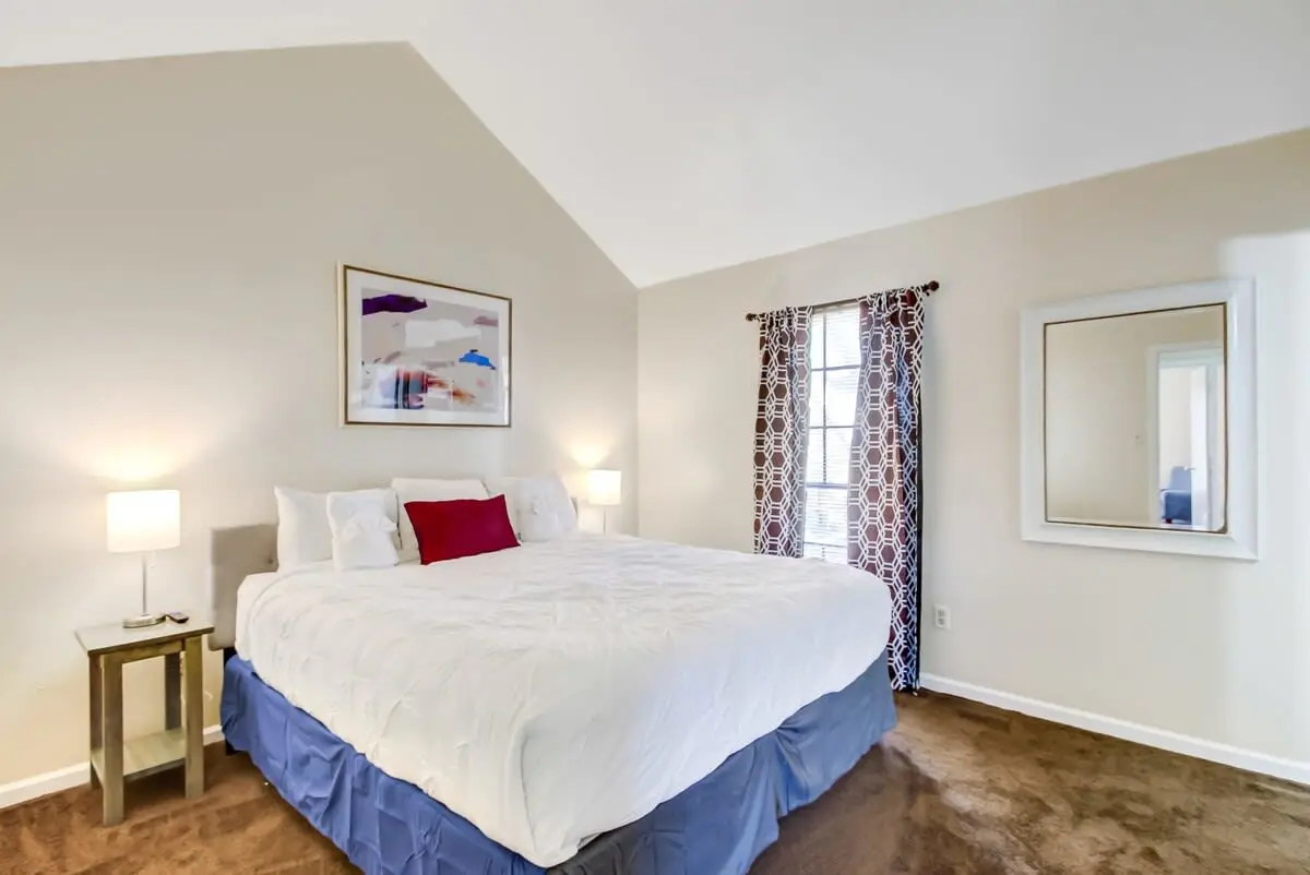 136 S Robinhood Dr, Savannah