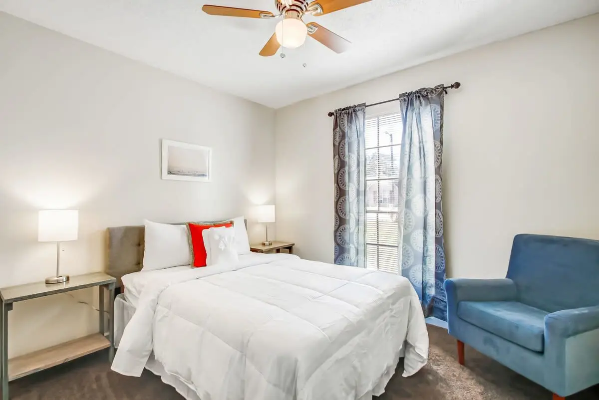 136 S Robinhood Dr, Savannah