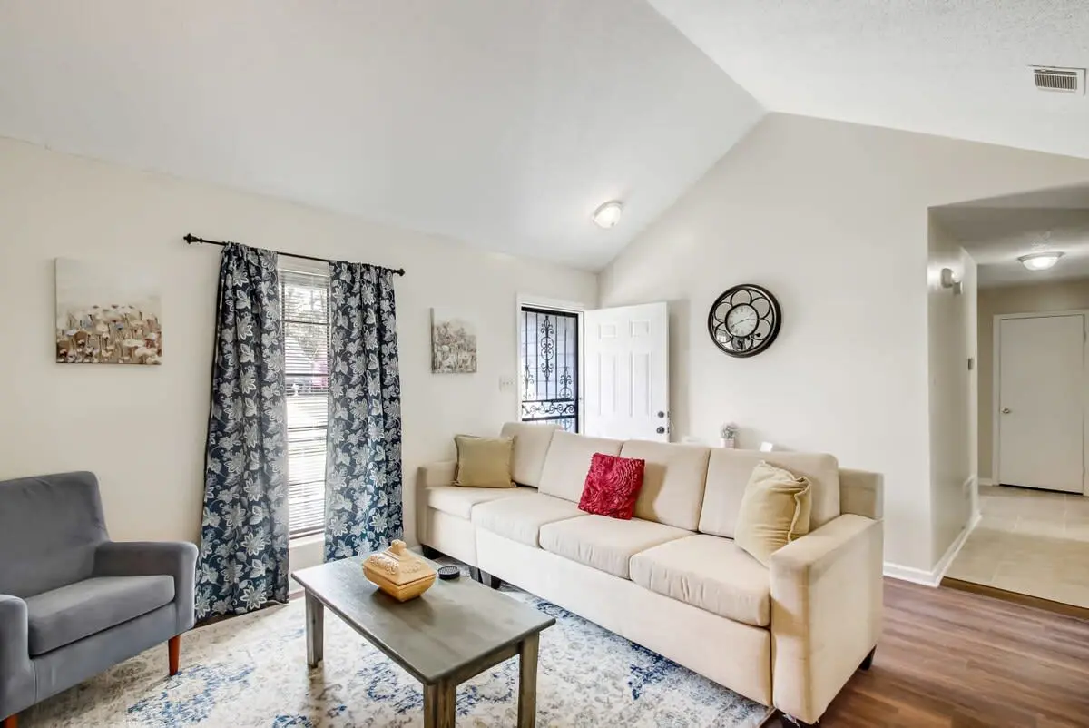 136 S Robinhood Dr, Savannah