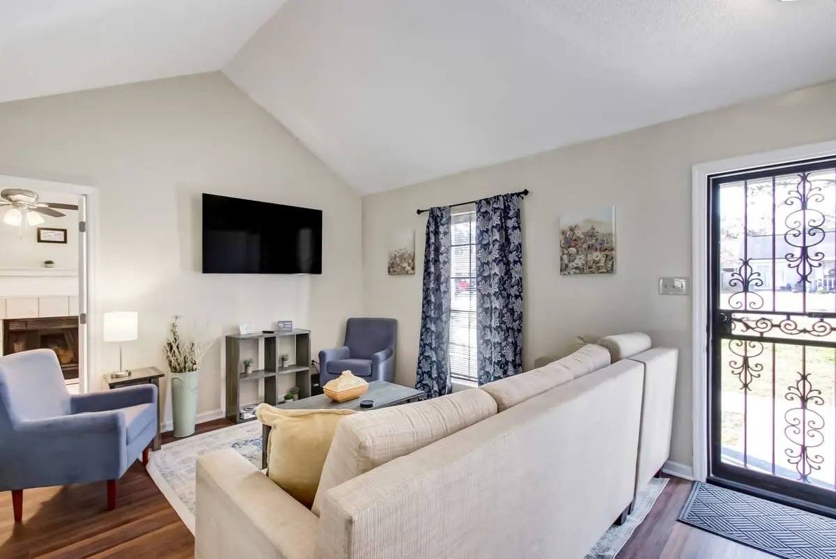 136 S Robinhood Dr, Savannah