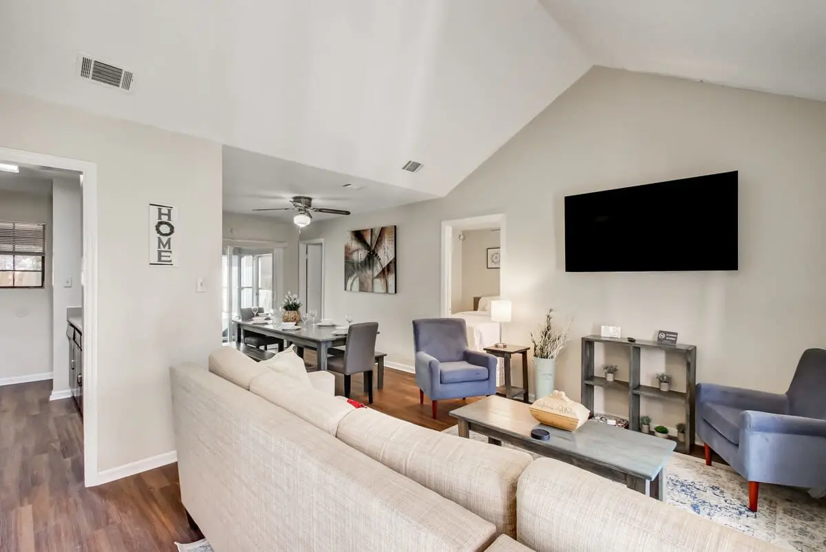 136 S Robinhood Dr, Savannah