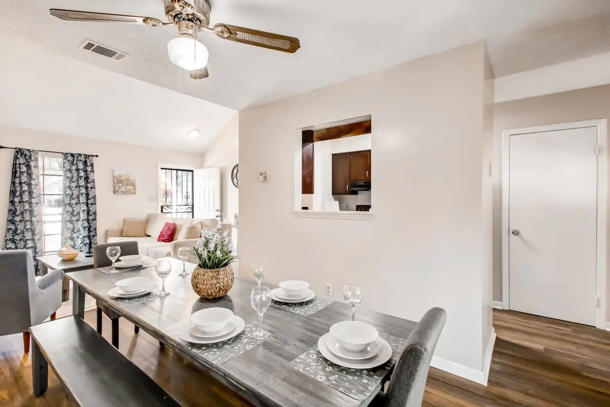 136 S Robinhood Dr, Savannah