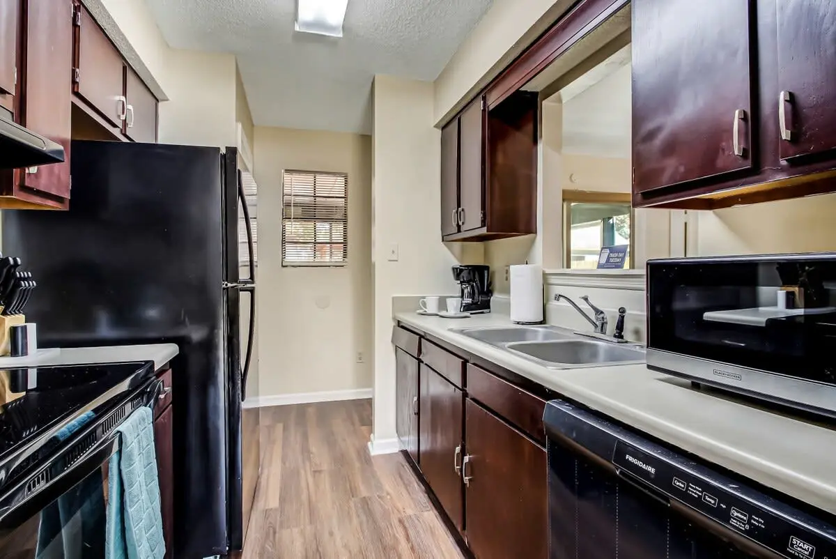 136 S Robinhood Dr, Savannah