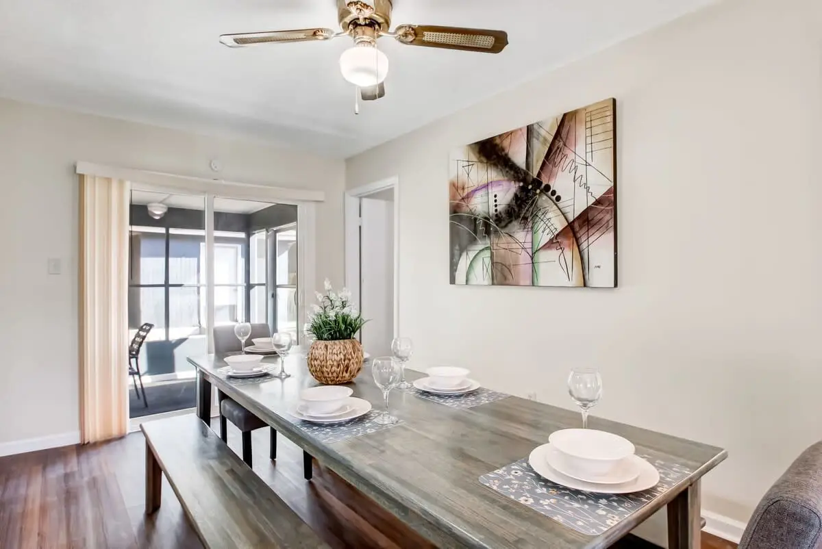 136 S Robinhood Dr, Savannah