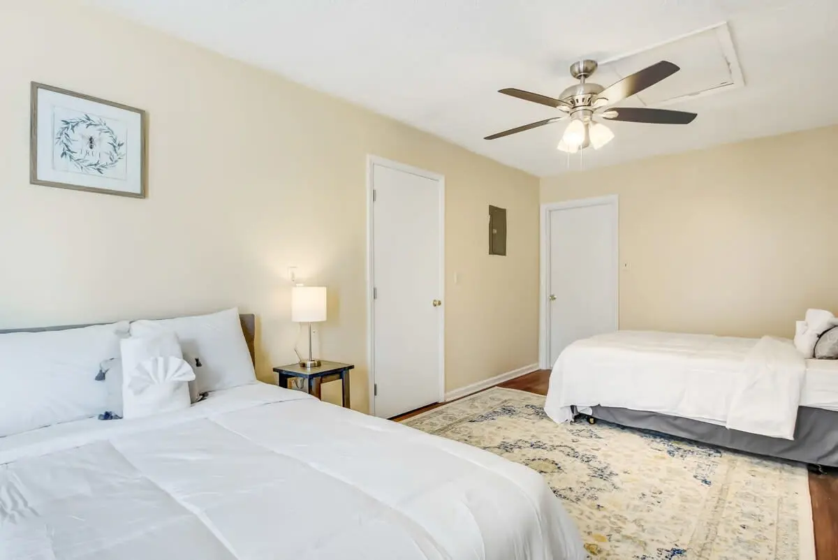 136 S Robinhood Dr, Savannah