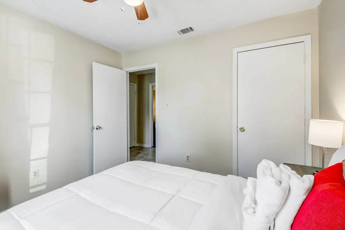 136 S Robinhood Dr, Savannah