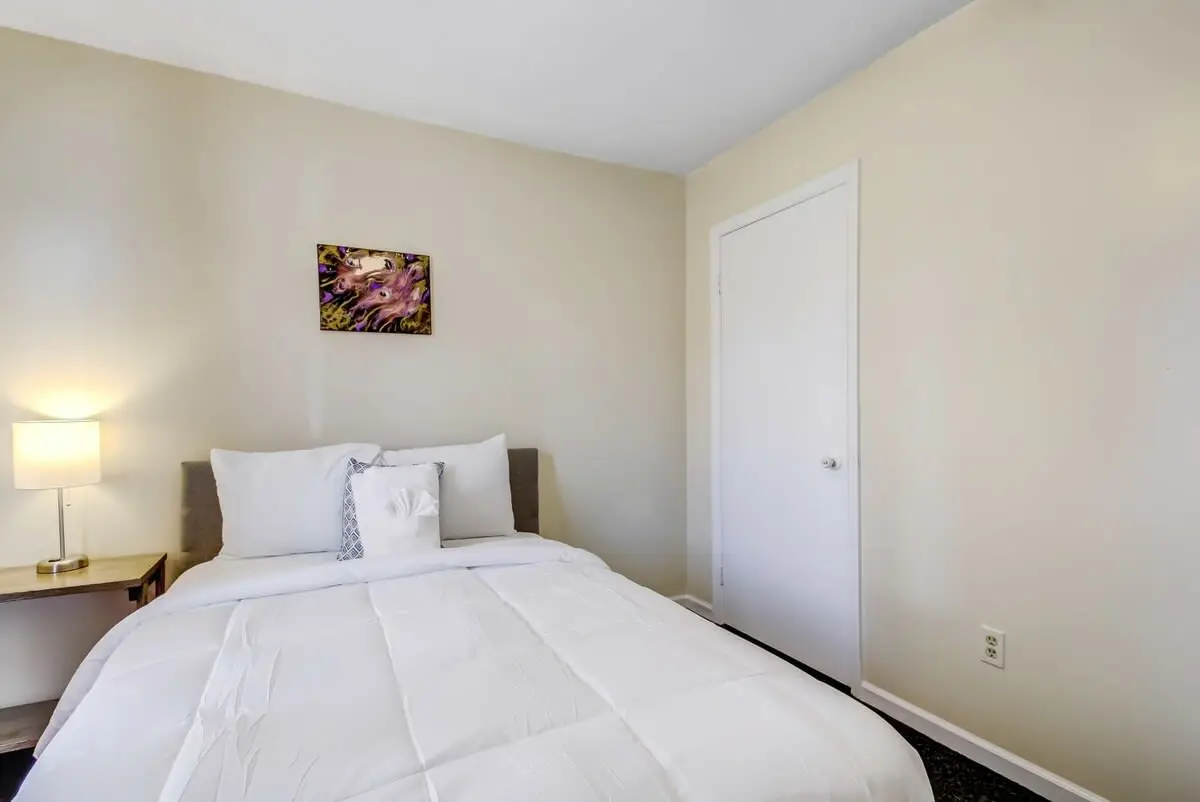 136 S Robinhood Dr, Savannah