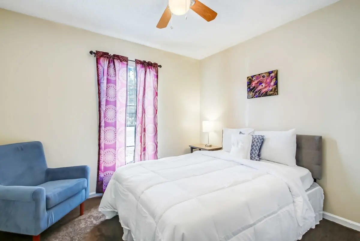 136 S Robinhood Dr, Savannah