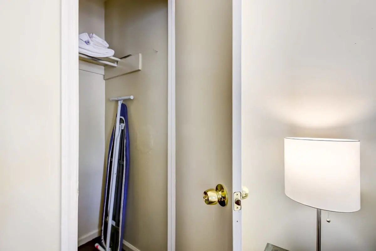 136 S Robinhood Dr, Savannah