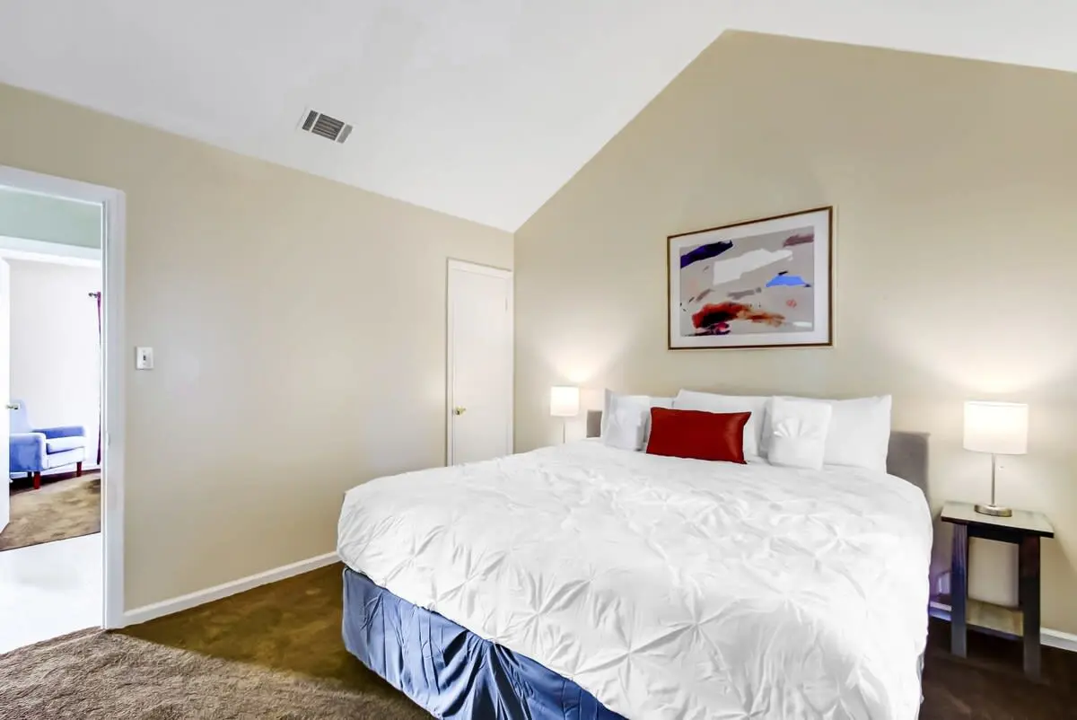 136 S Robinhood Dr, Savannah