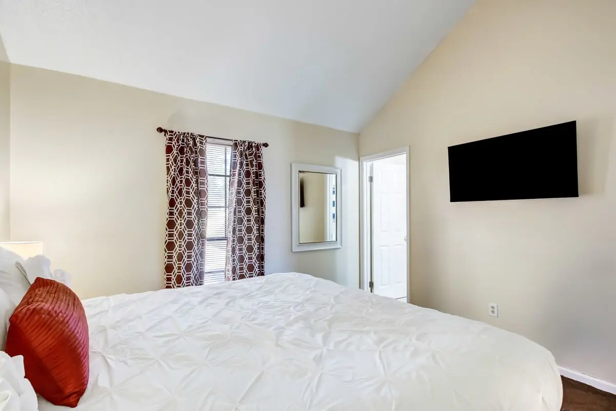 136 S Robinhood Dr, Savannah