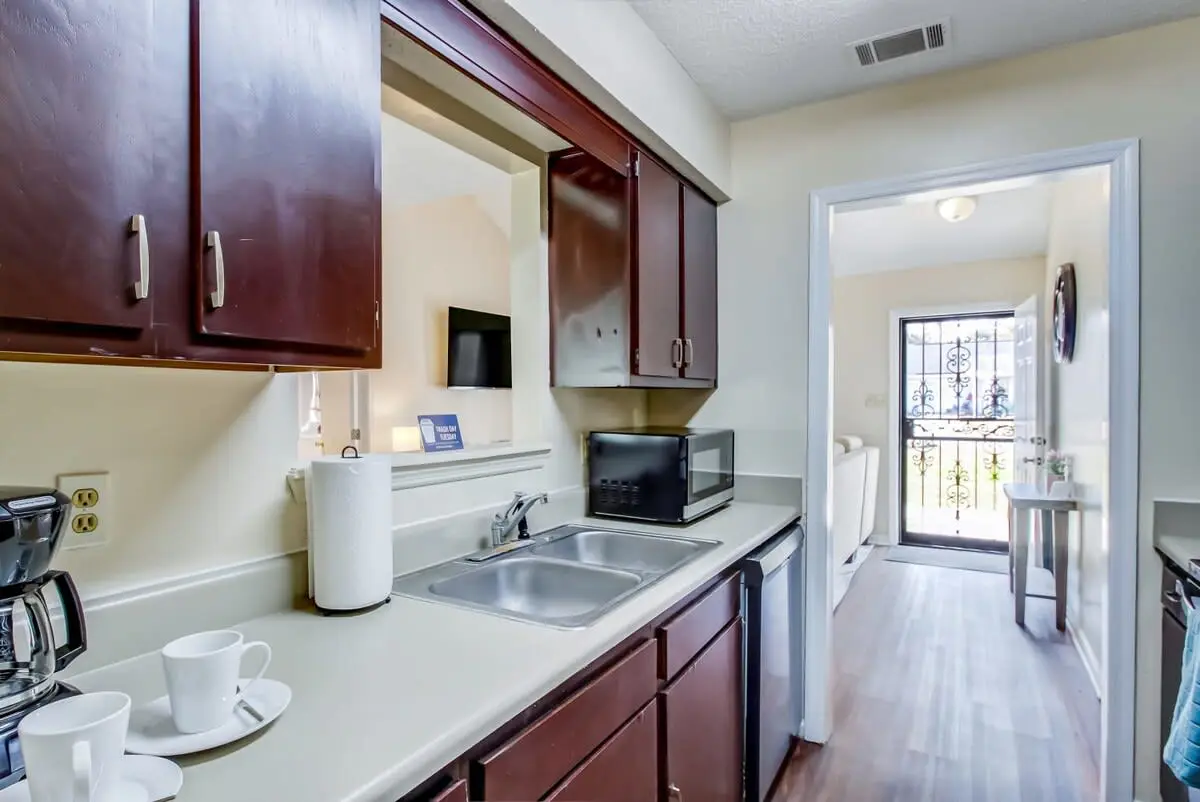 136 S Robinhood Dr, Savannah