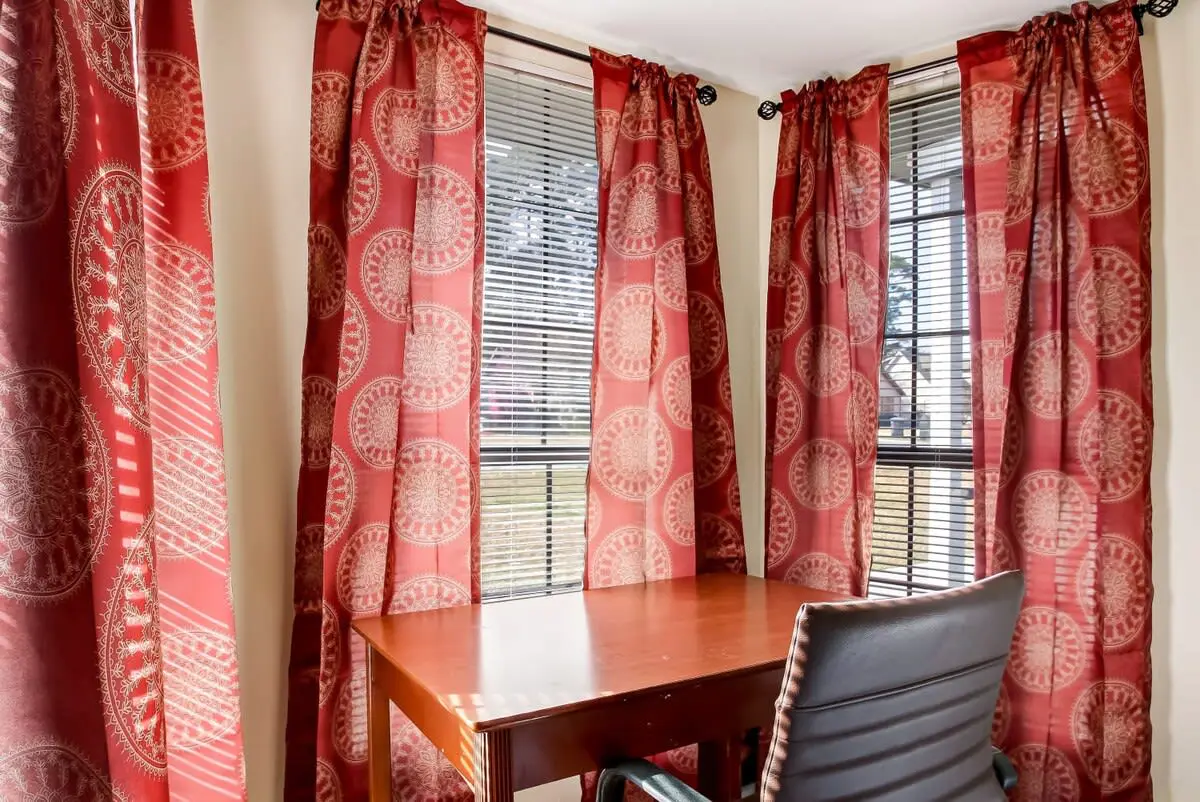 136 S Robinhood Dr, Savannah