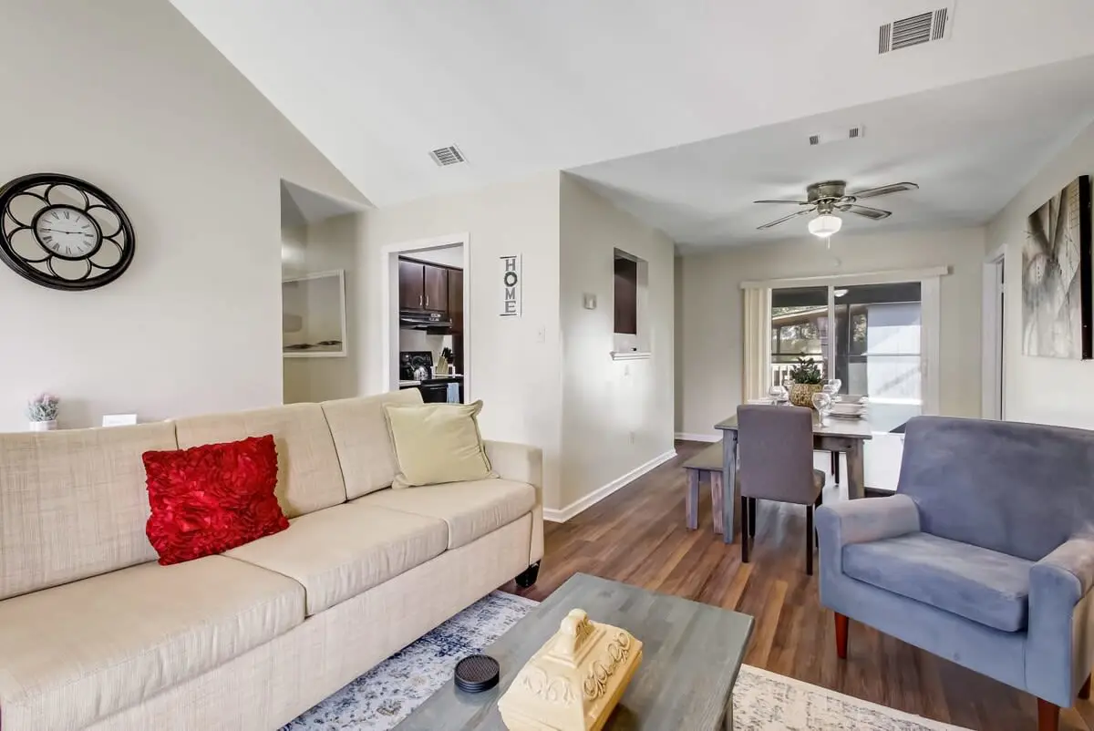 136 S Robinhood Dr, Savannah