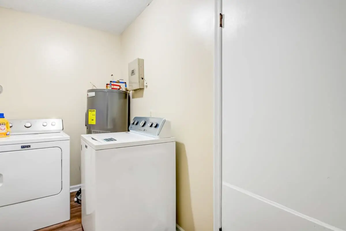 136 S Robinhood Dr, Savannah