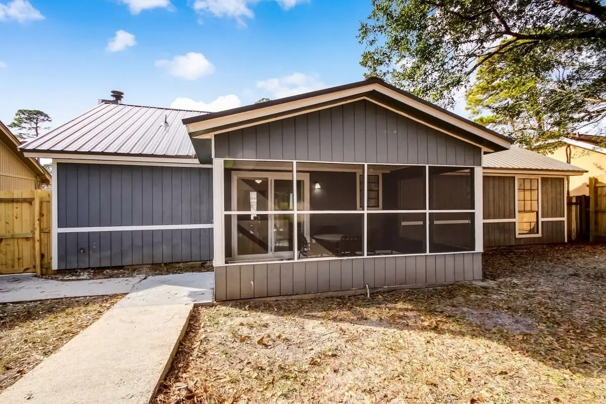 136 S Robinhood Dr, Savannah