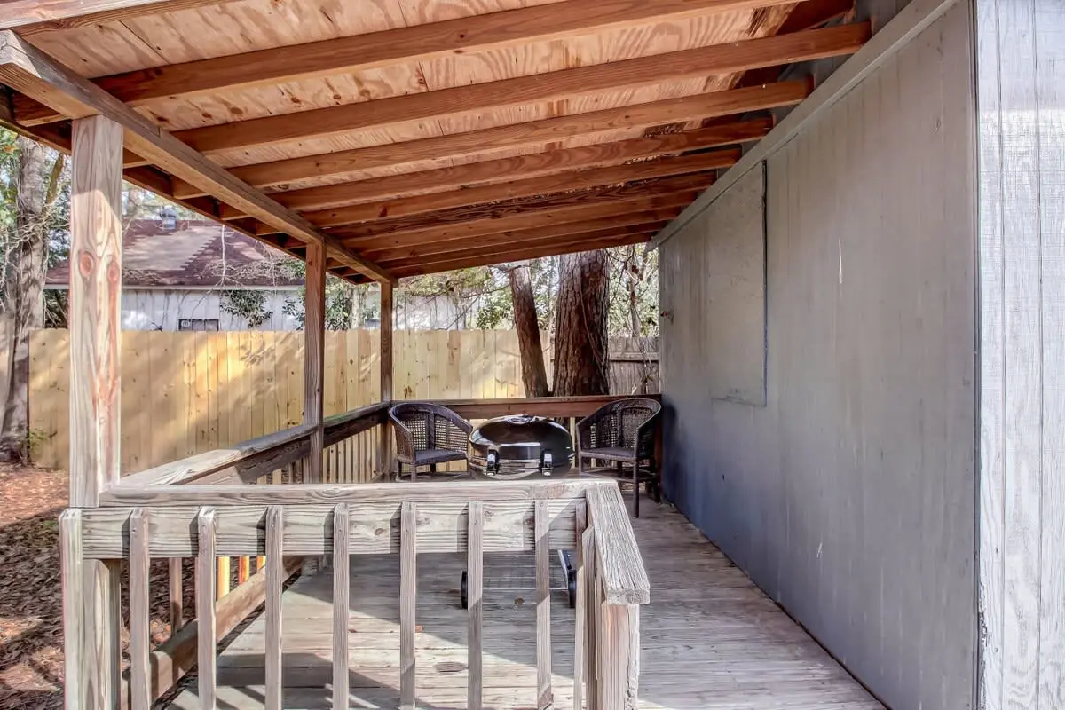 136 S Robinhood Dr, Savannah