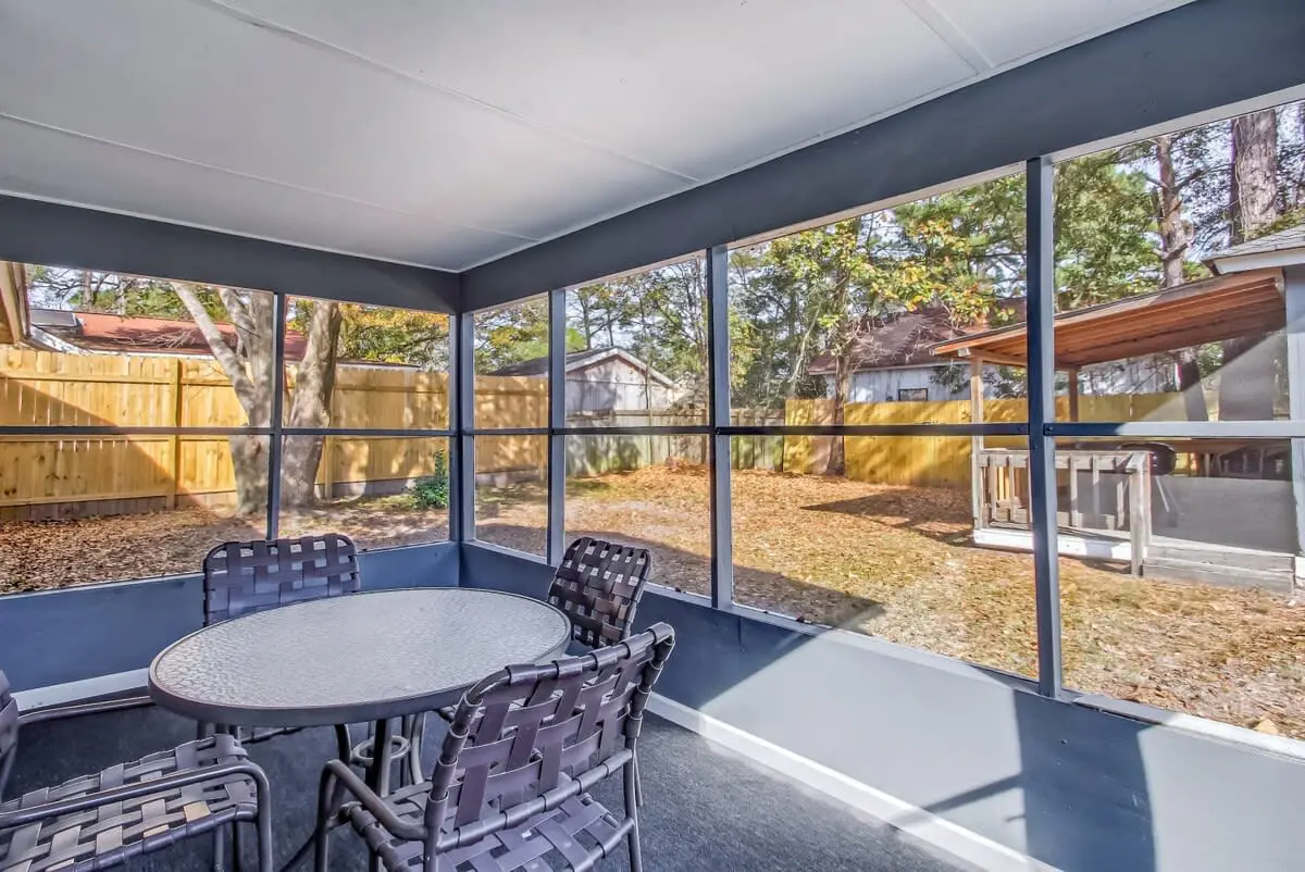 136 S Robinhood Dr, Savannah