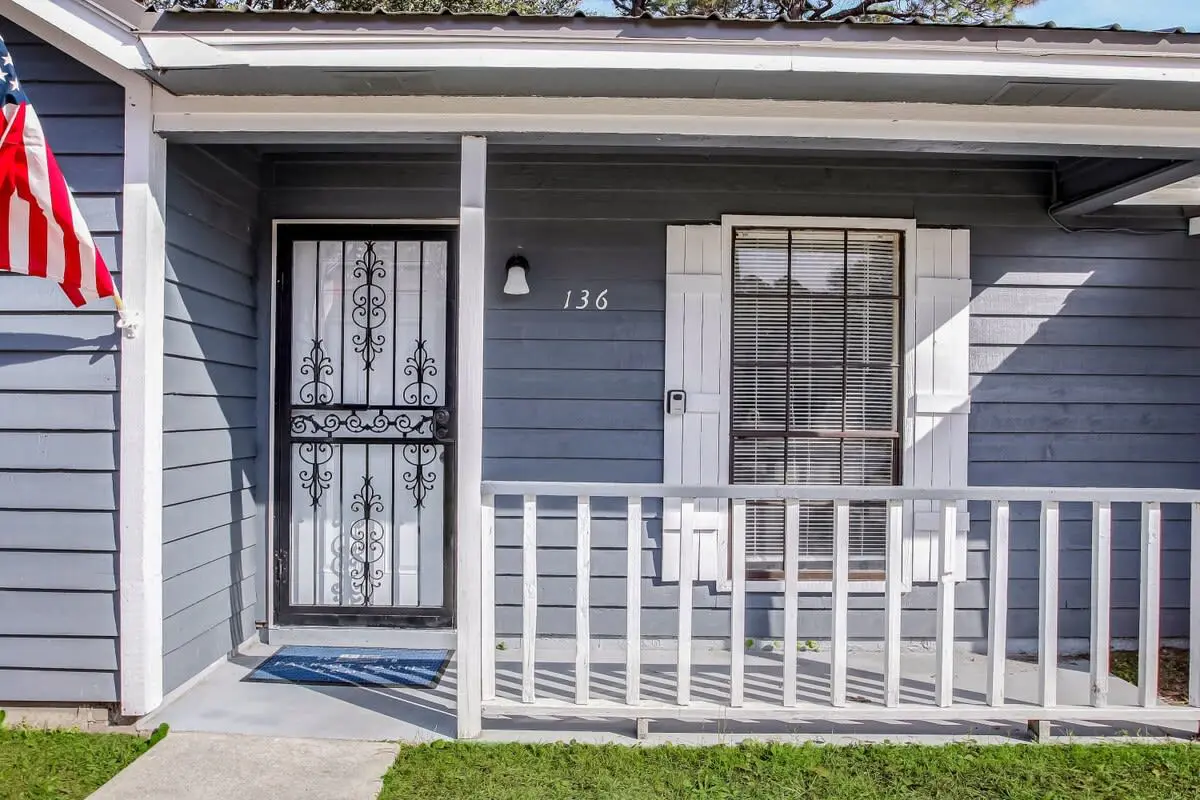 136 S Robinhood Dr, Savannah