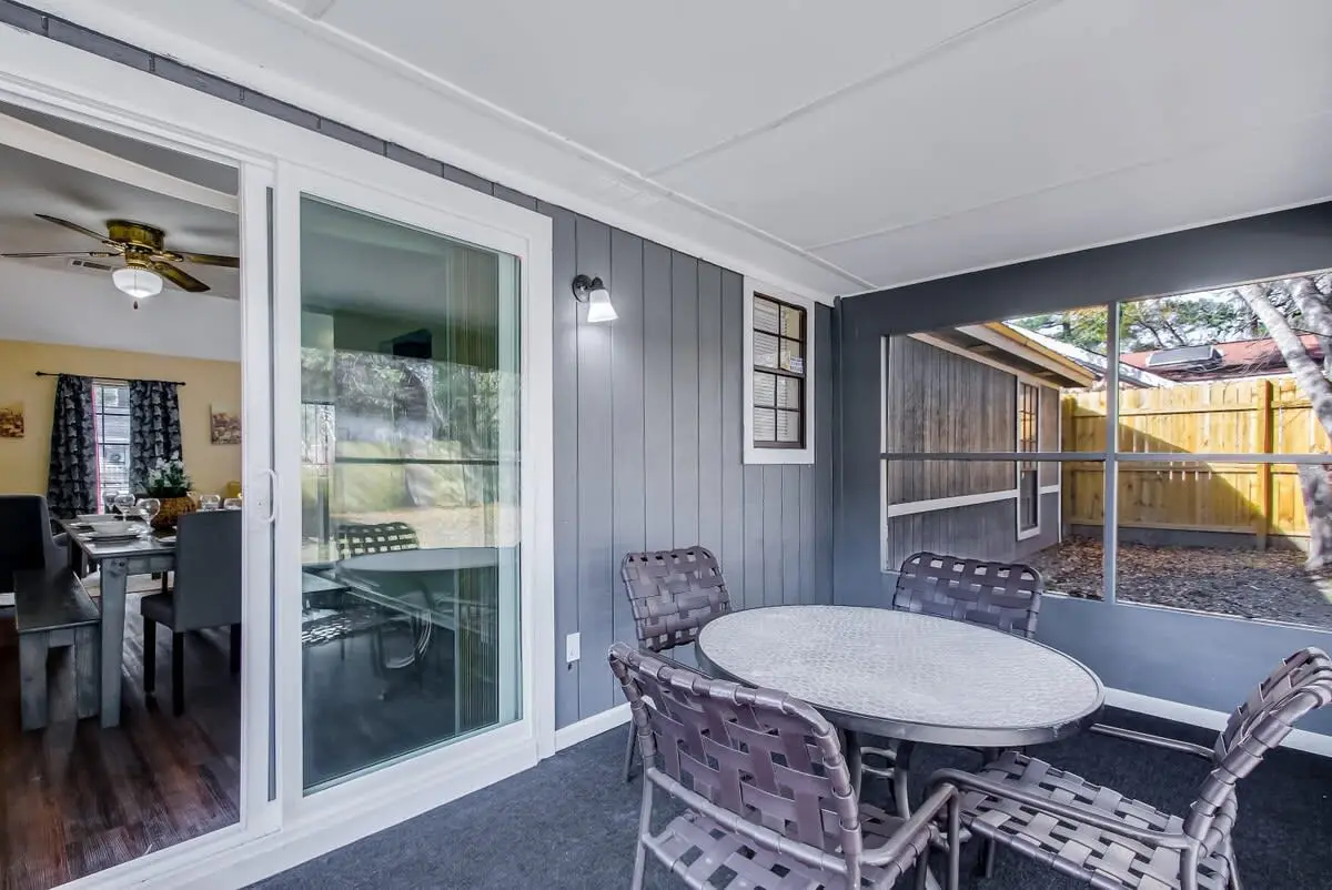 136 S Robinhood Dr, Savannah