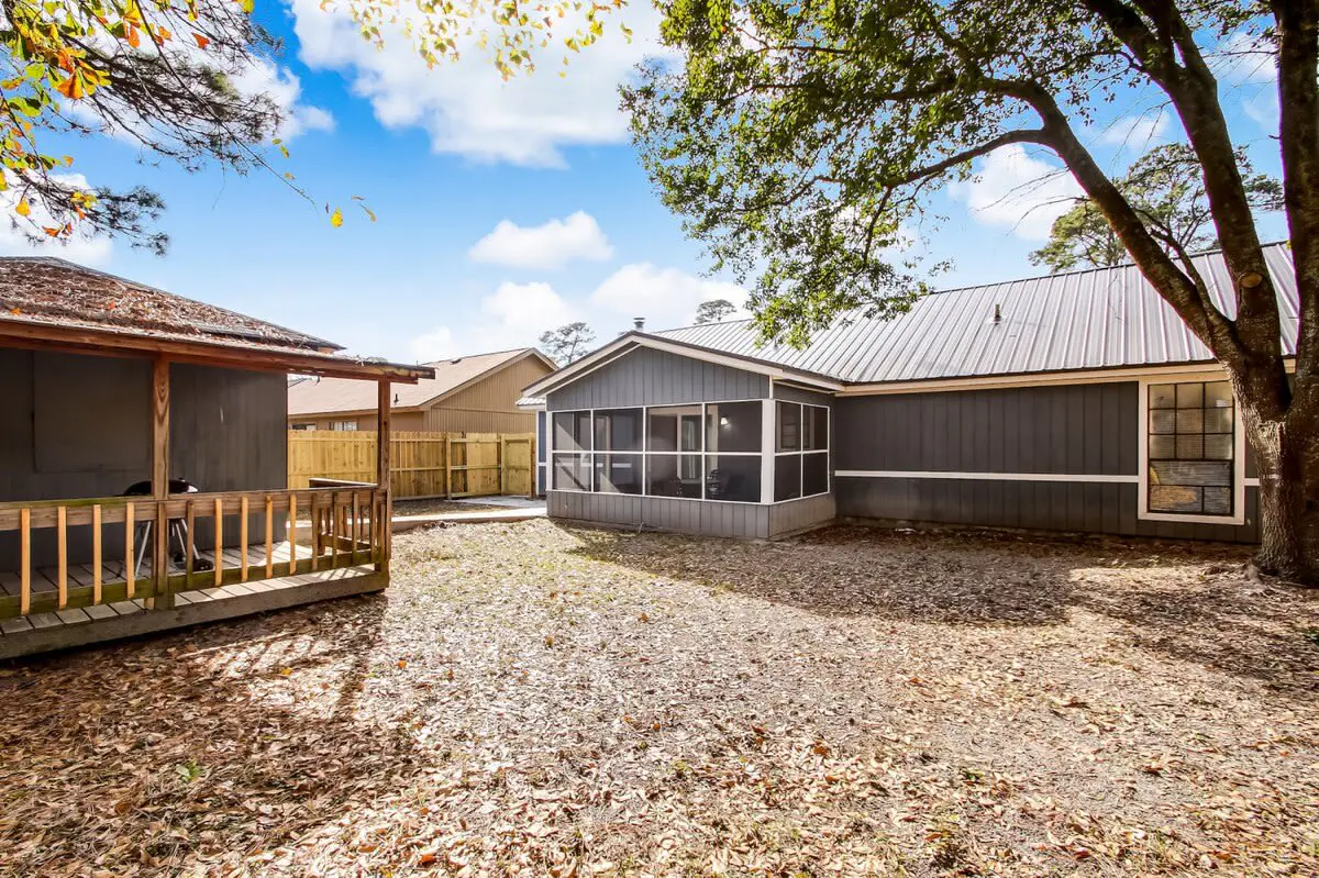 136 S Robinhood Dr, Savannah