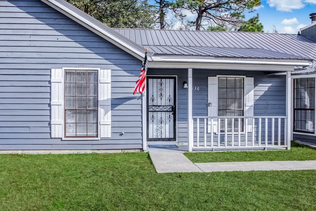 136 S Robinhood Dr, Savannah