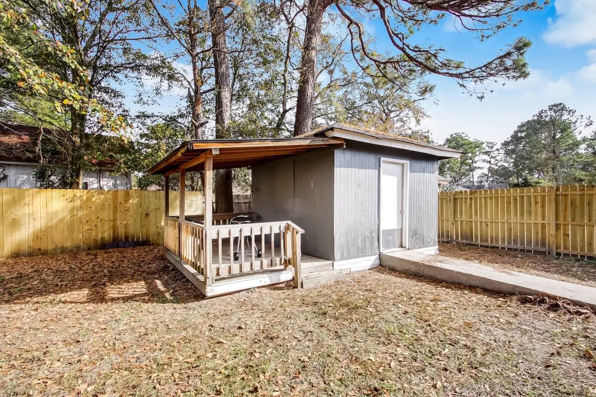 136 S Robinhood Dr, Savannah