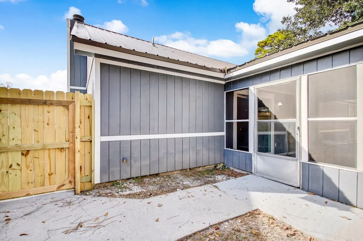 136 S Robinhood Dr, Savannah