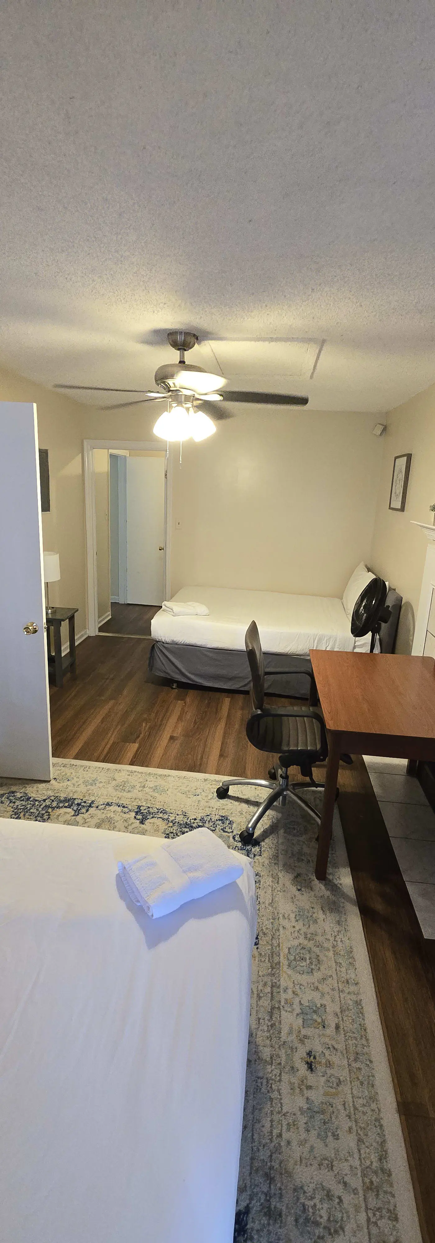 136 S Robinhood Dr, Savannah