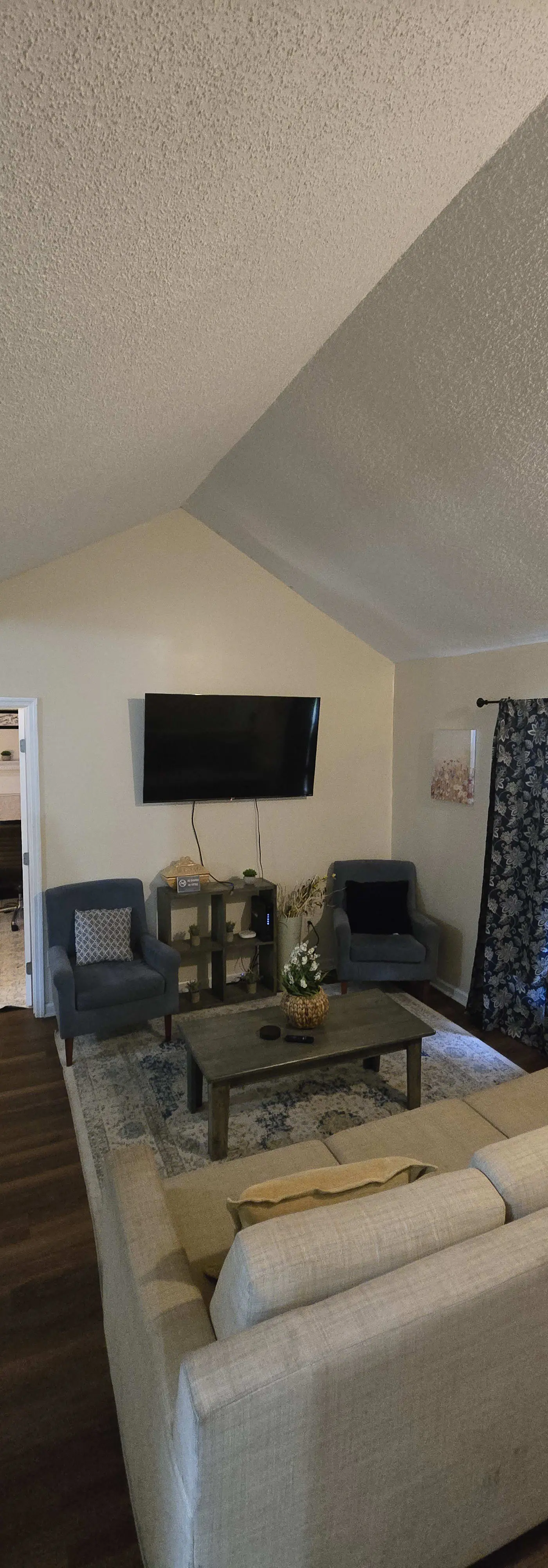 136 S Robinhood Dr, Savannah