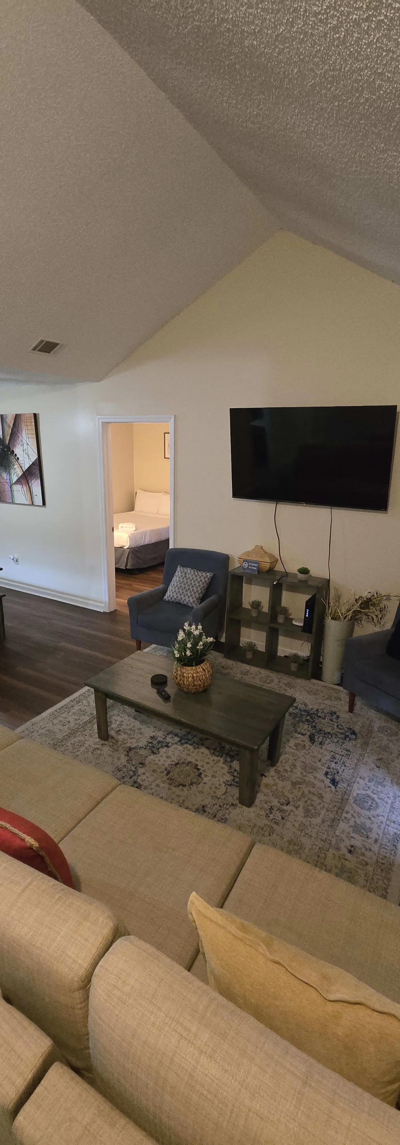 136 S Robinhood Dr, Savannah