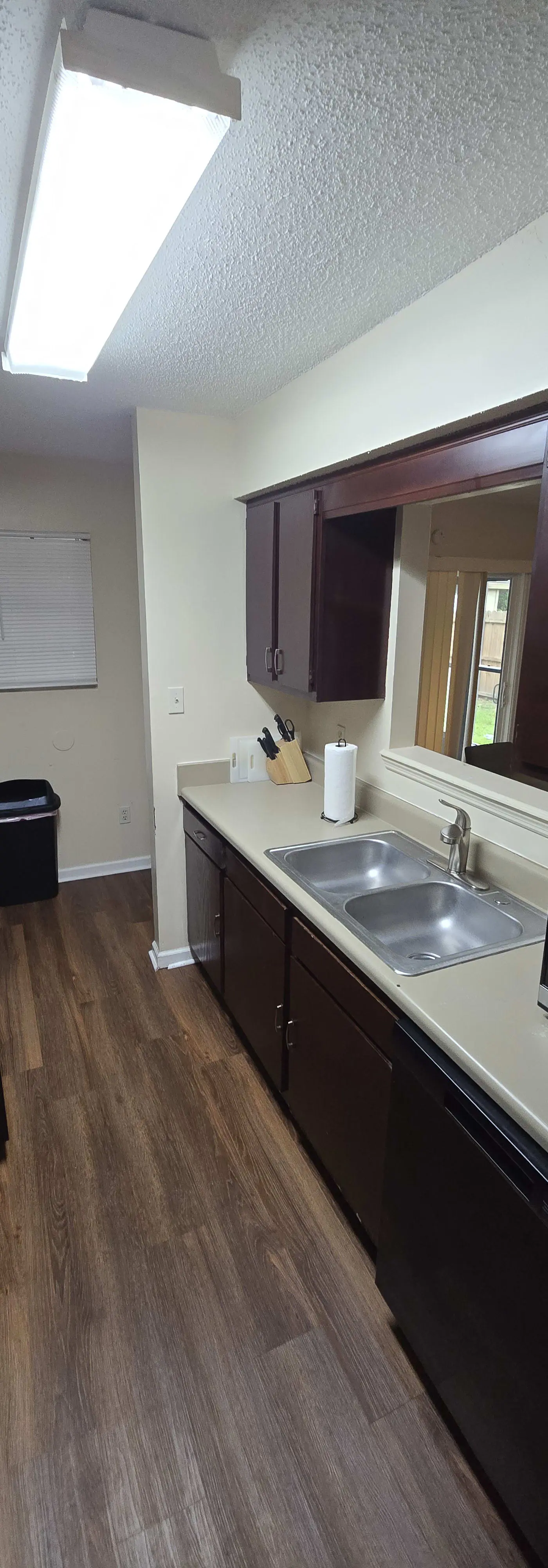 136 S Robinhood Dr, Savannah