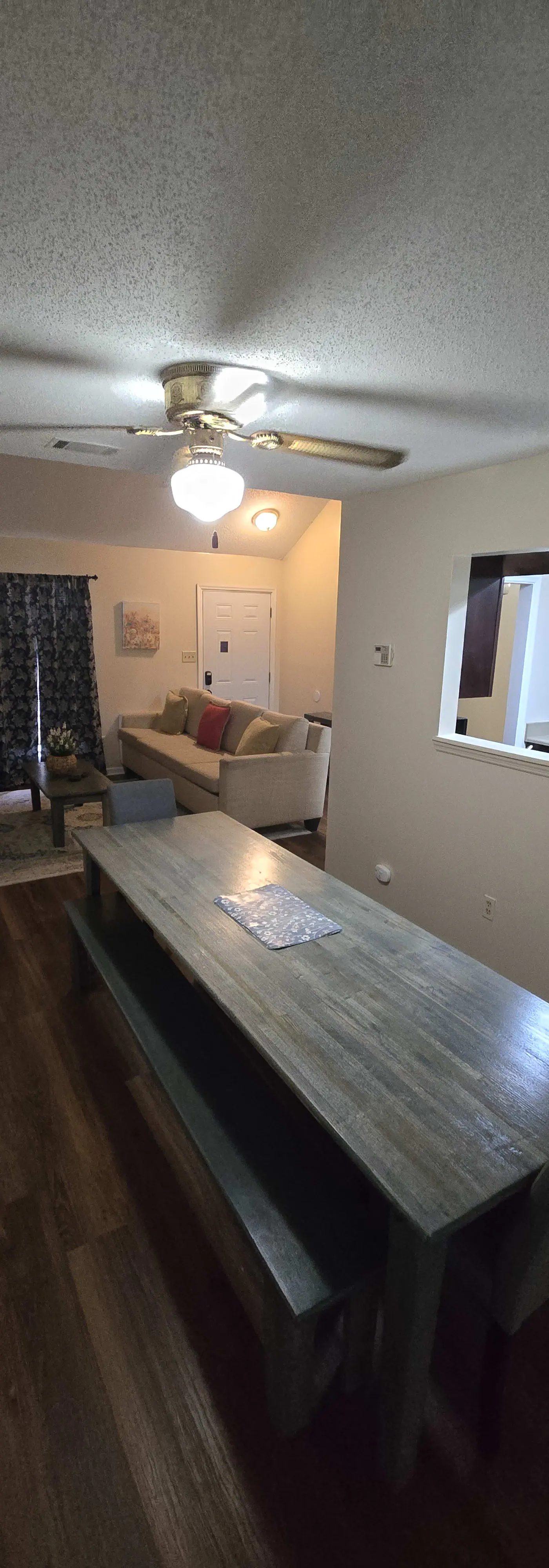 136 S Robinhood Dr, Savannah