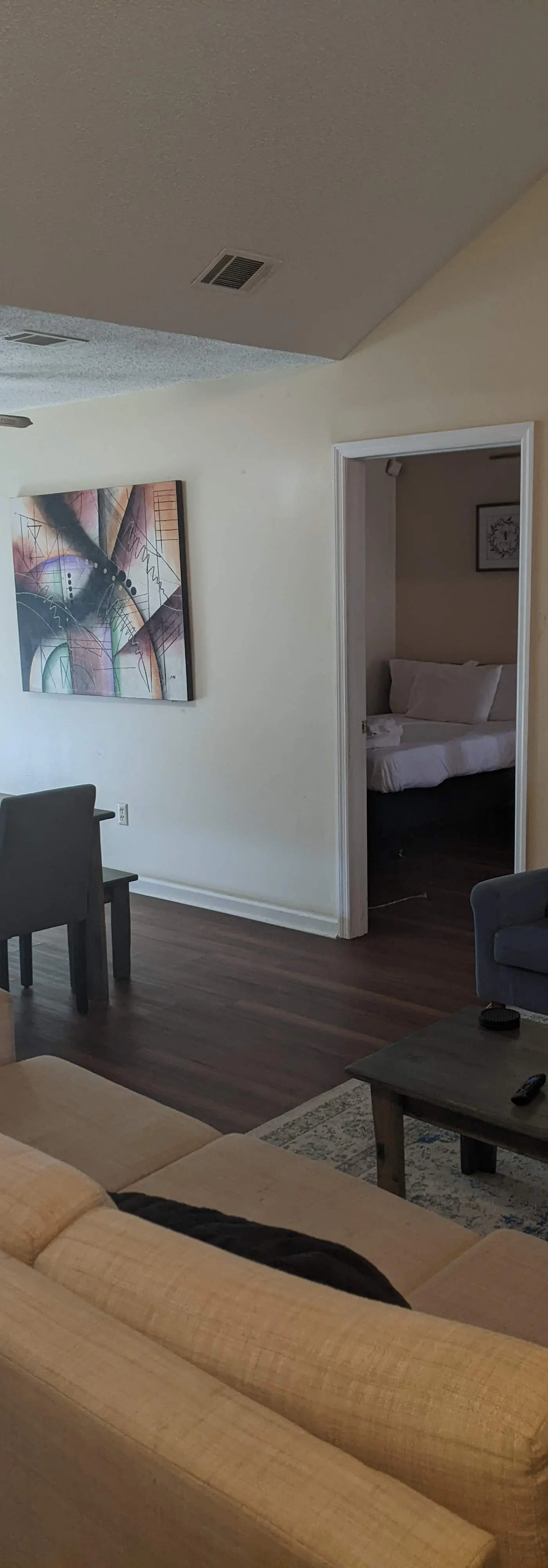 136 S Robinhood Dr, Savannah