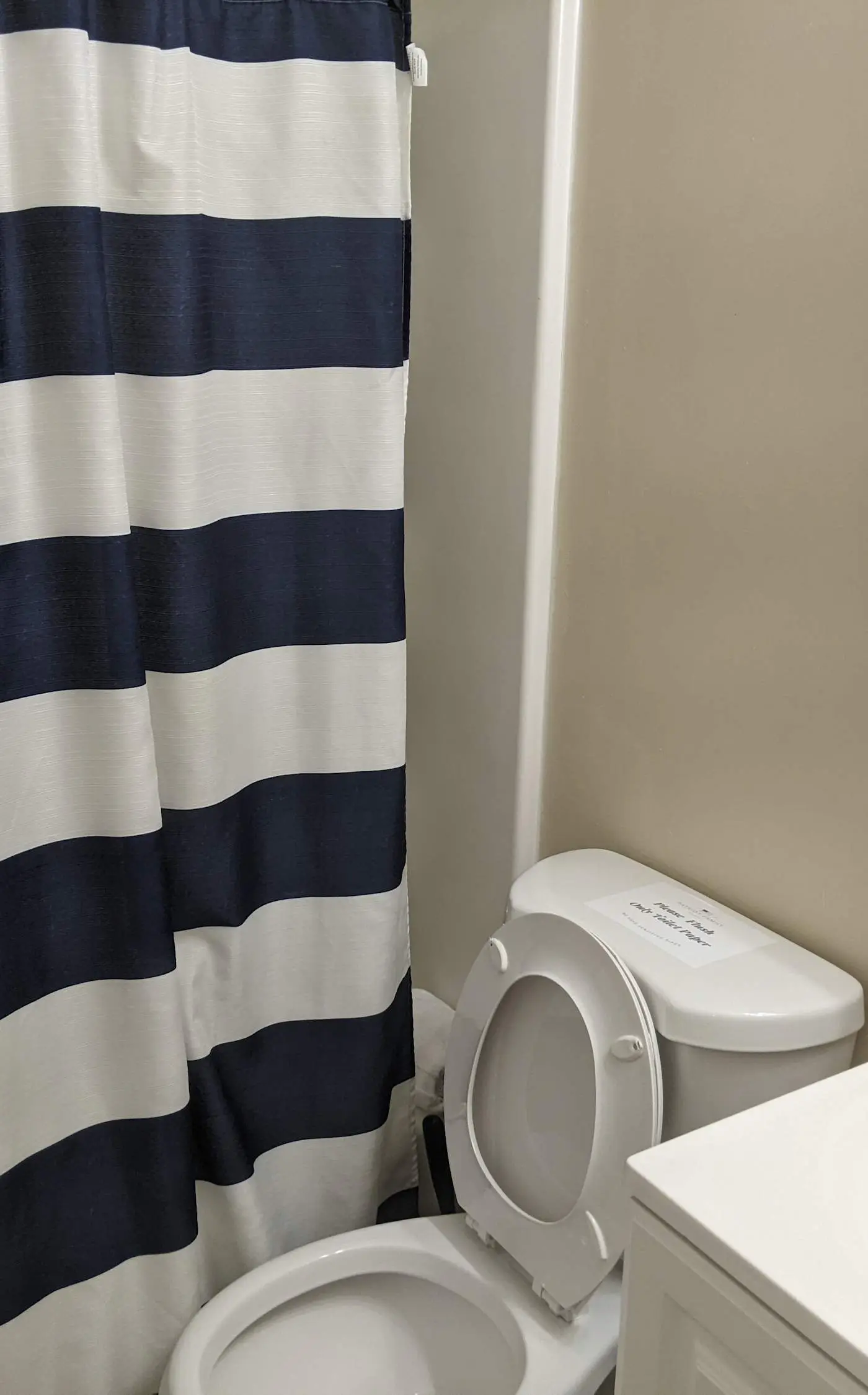 136 S Robinhood Dr, Savannah