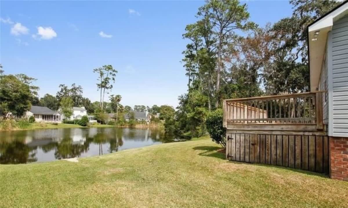 Scenic Marsh-Front Deck on Tranquil Talahi Island
