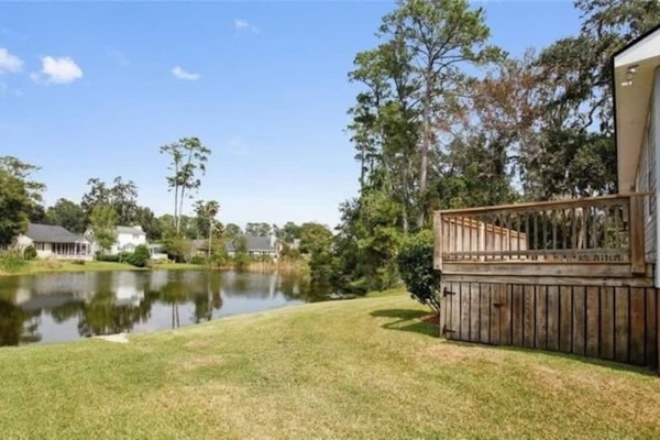 Scenic Marsh-Front Deck on Tranquil Talahi Island